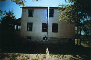 Gordon Matta-Clark: Splitting - a house cut in two